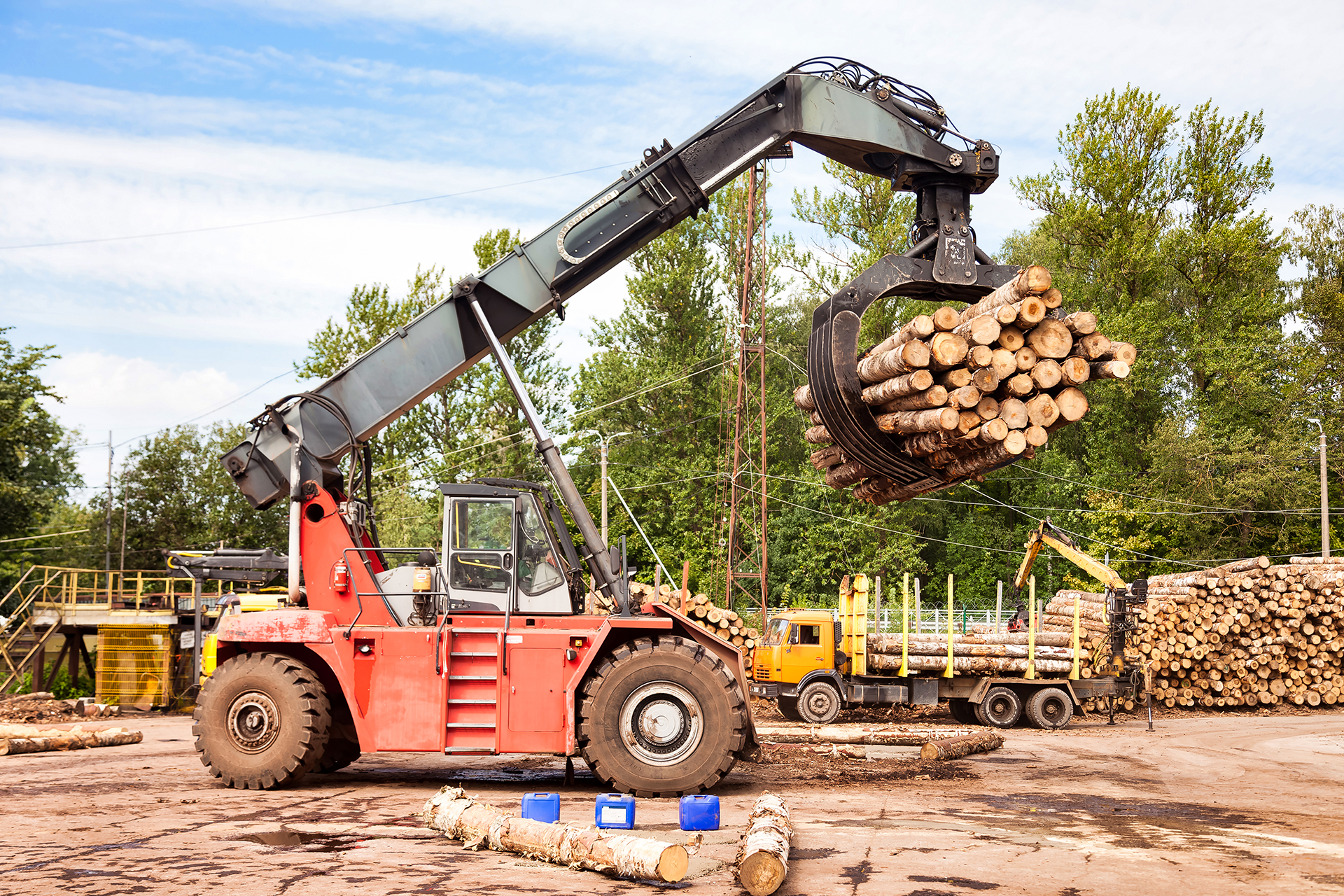 Forestry machines face brutal working environments where reliability is non-negotiable. From harvesters and forwarders to skidders and processing equipment, every part must stand up to constant wear, extreme loads, and harsh weather.