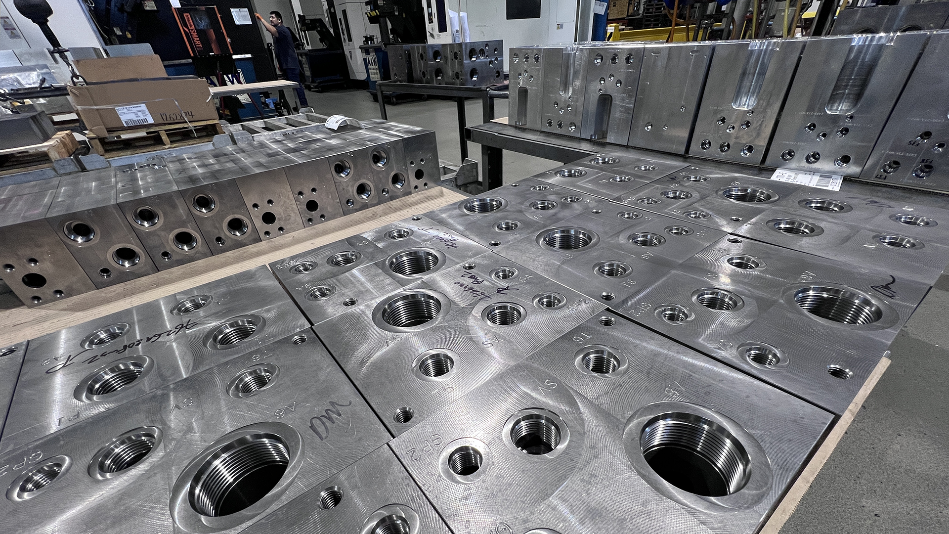 Hydraulic manifolds are precision-engineered components that control the flow of hydraulic fluid between pumps, actuators, and other parts of a hydraulic system. Acting as the “traffic controller” for fluid movement, they allow complex hydraulic circuits to be compact, efficient, and easy to maintain.