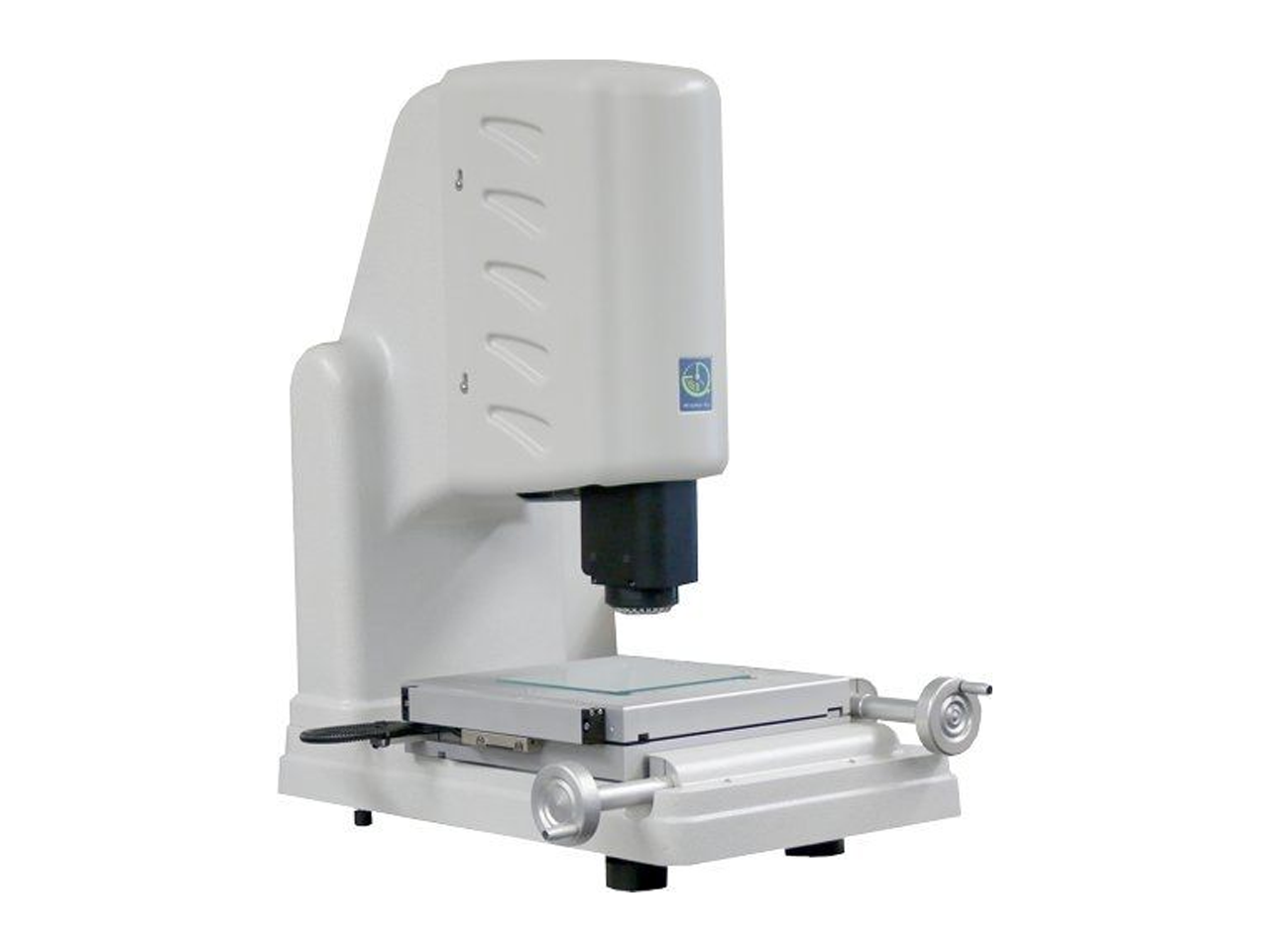 The Micro-Vu Sol is a semi-automated, ultra-precise optical measurement machine—part of Micro-Vu’s Sol series (models 165, 341, 342). It fills the gap between traditional manual inspection and fully automated CMMs, combining high-resolution imaging, programmable zoom, advanced lighting, and intuitive software into a compact tabletop system.